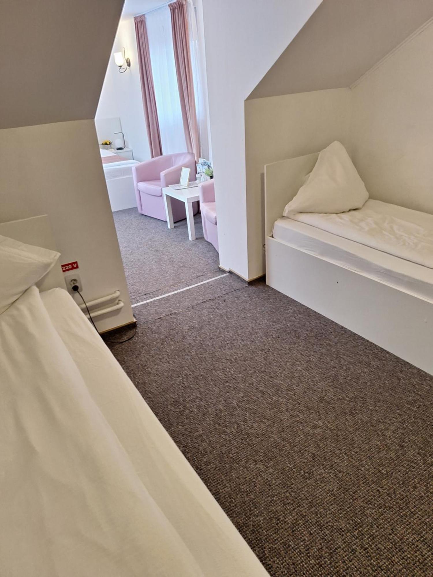 Pensiunea Tinelu Brasov Négyfalu Szoba fotó