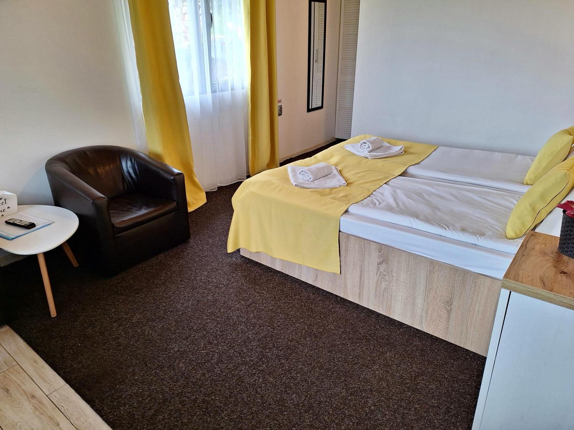 Pensiunea Tinelu Brasov Négyfalu Kültér fotó