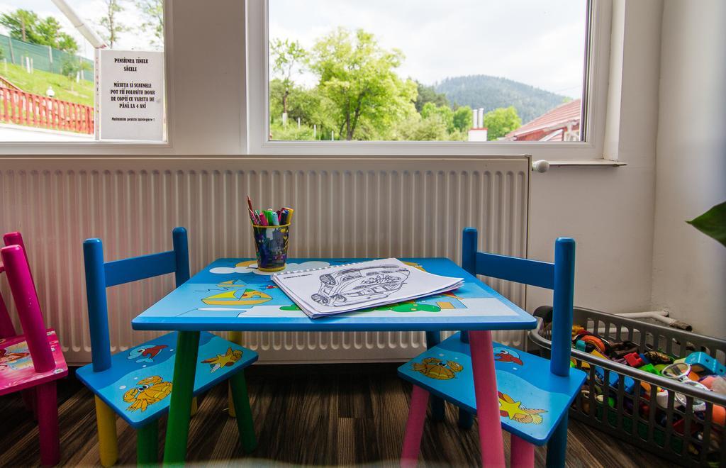 Pensiunea Tinelu Brasov Négyfalu Kültér fotó