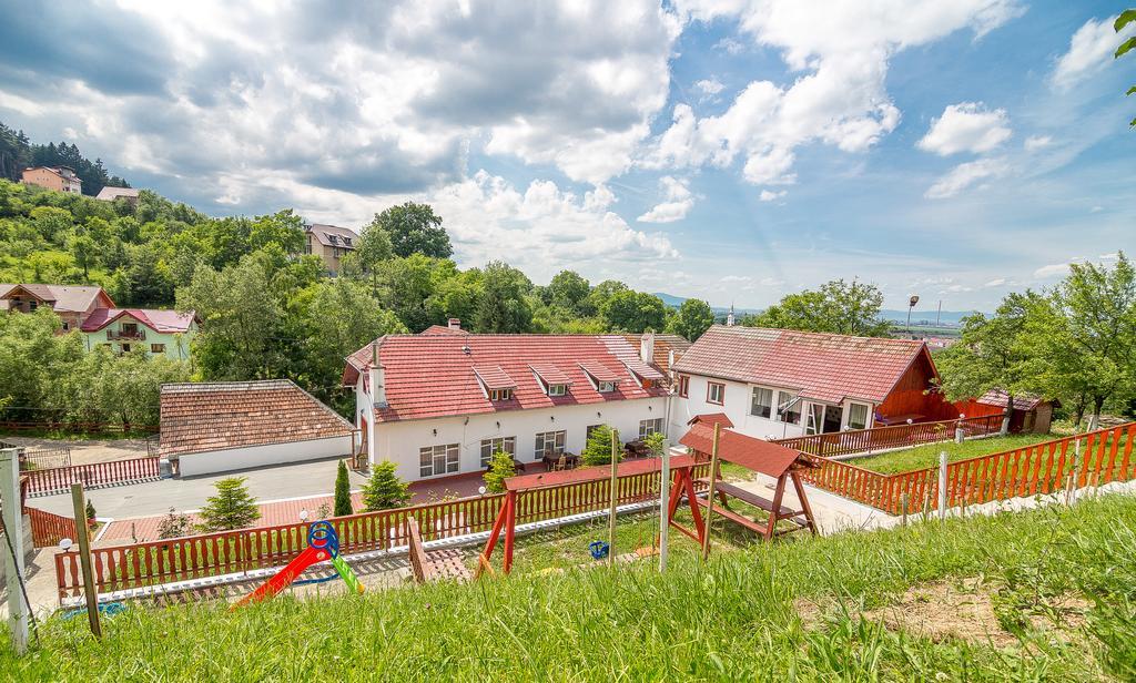 Pensiunea Tinelu Brasov Négyfalu Kültér fotó