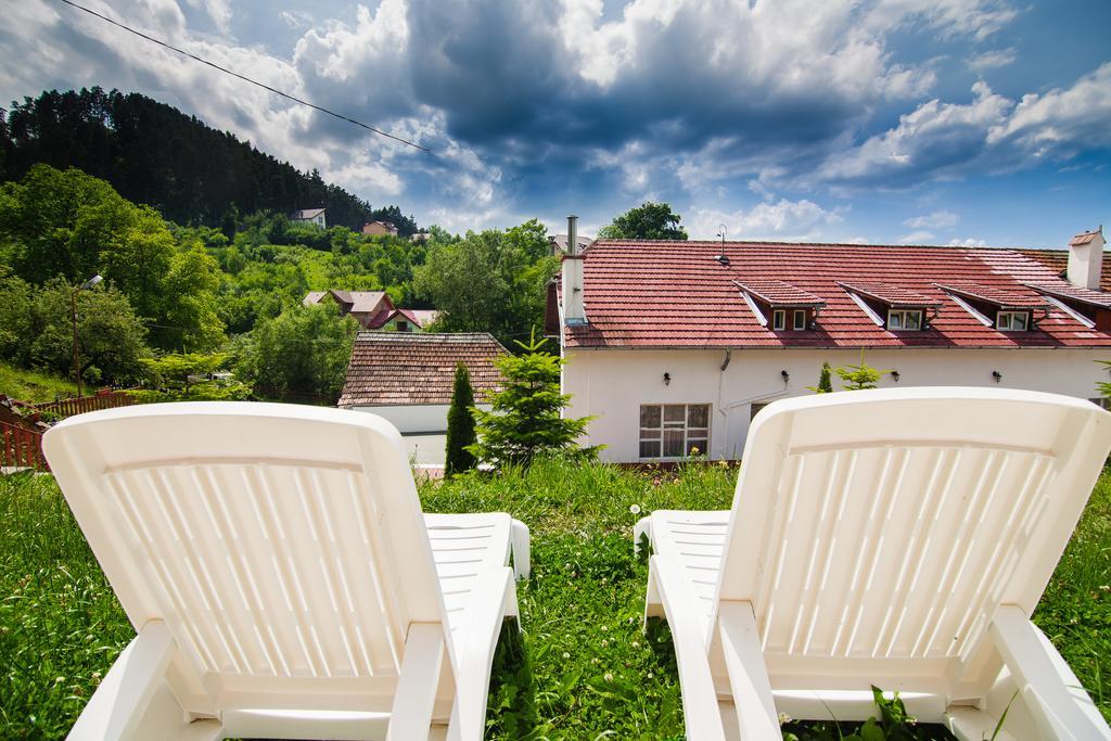 Pensiunea Tinelu Brasov Négyfalu Kültér fotó